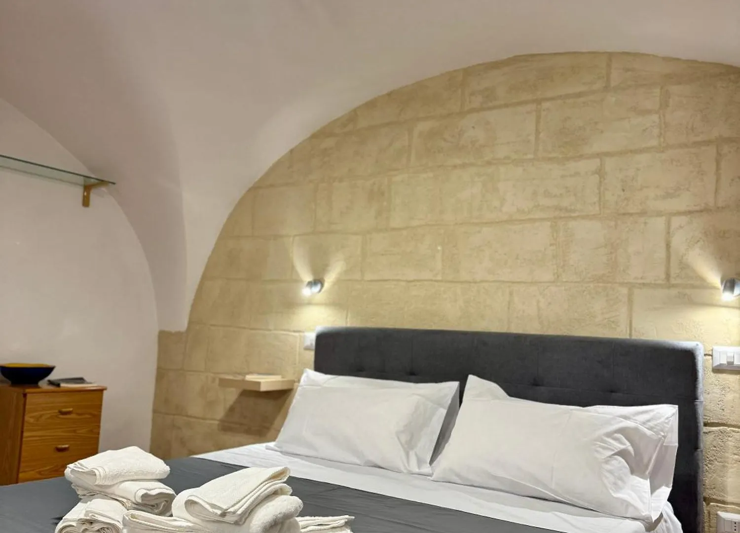 Suite 49 Bari 0*,  Italia